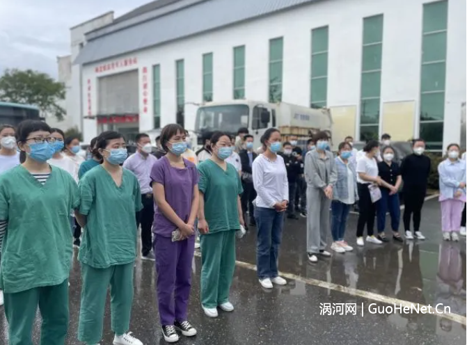 援利醫(yī)療隊(duì)集合出發(fā)。利辛縣委宣傳部供圖