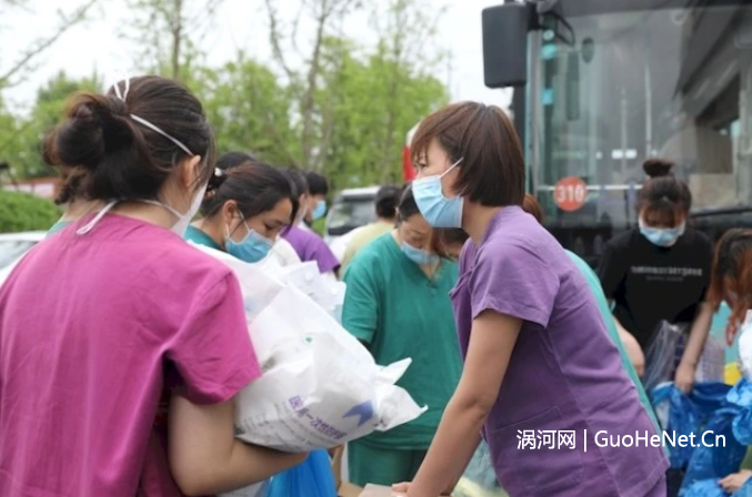 援利醫(yī)療隊(duì)領(lǐng)取物資，整裝待發(fā)。利辛縣委宣傳部供圖