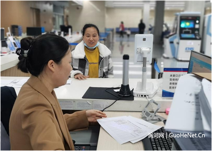 縣醫(yī)保窗口工作人員為群眾提供延時(shí)服務(wù)