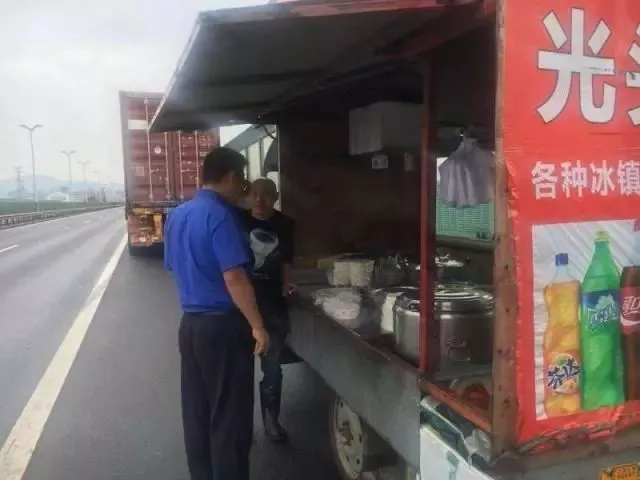 男子國(guó)慶上高速賣25元的盒飯 還沒開始賣就被查