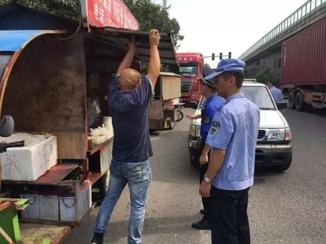 男子國(guó)慶上高速賣25元的盒飯 還沒開始賣就被查