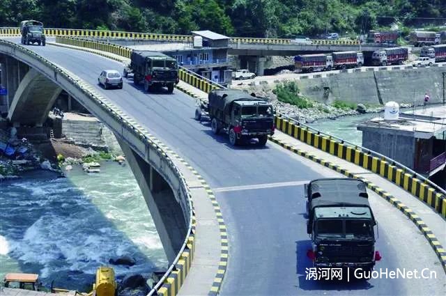 印度增兵中印邊境 大批軍車火炮沿高速公路行進